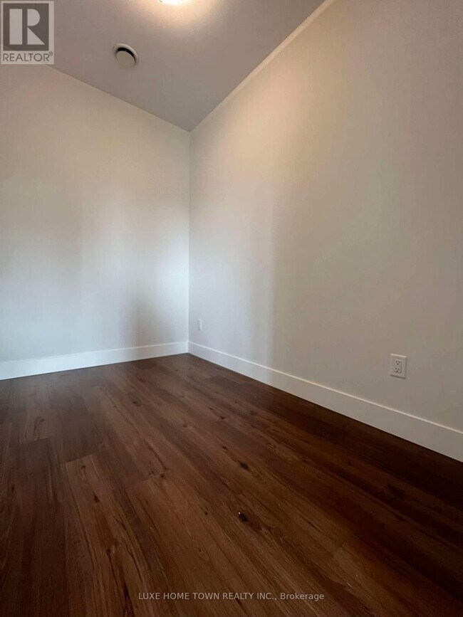 Photo du bâtiment - 1000 Lackner Blvd