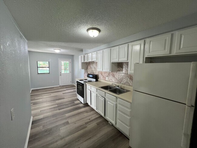 Foto del edificio - Spacious 3BR/1BA with Huge Yard & Charming...