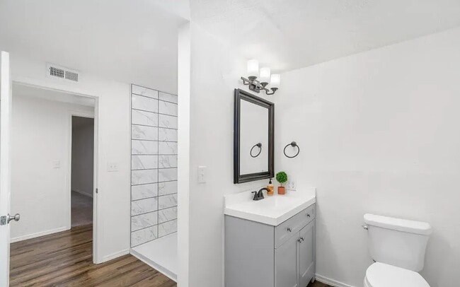 Building Photo - 9725 N Gleason Rd