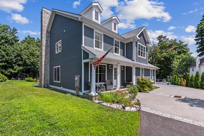 Building Photo - 328 Brewster St
