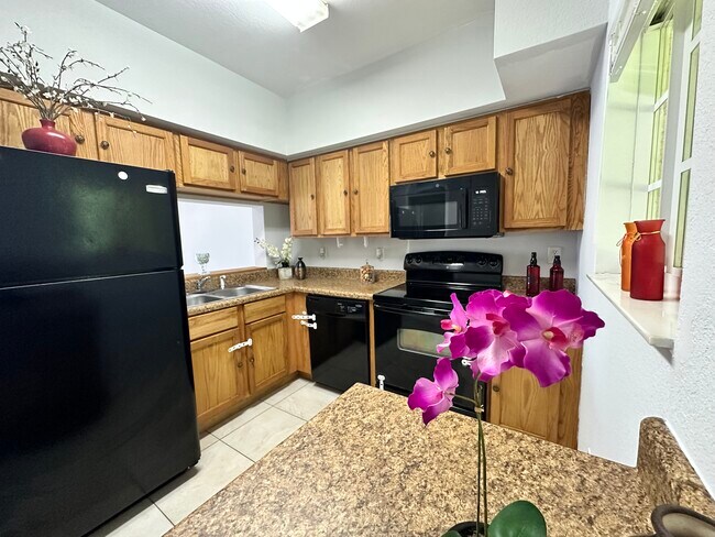 Foto del edificio - 8423 Bernwood Cove Loop