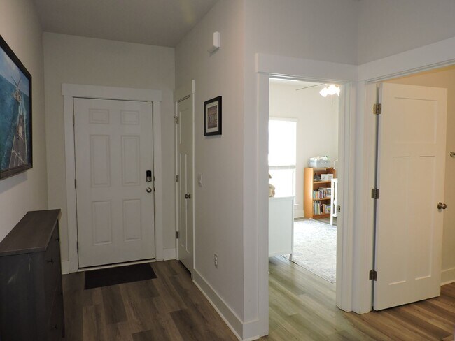 Foto del edificio - Easy access to shopping, interstate & Navy...