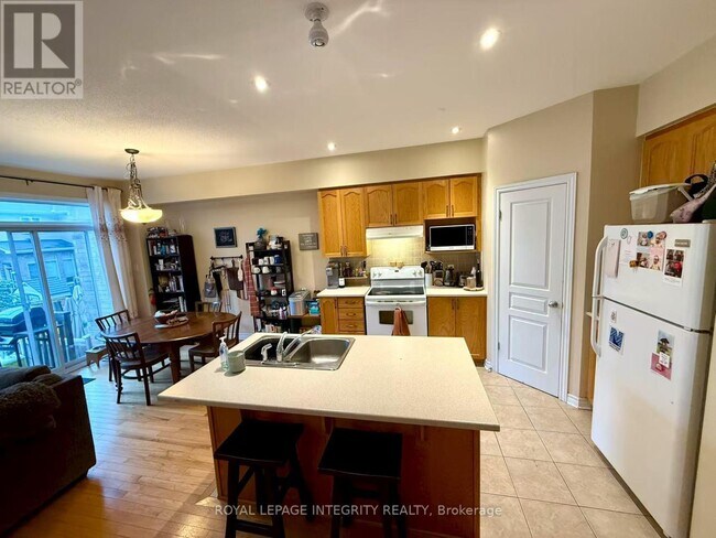 Building Photo - 1029 Ottenbrite Cres