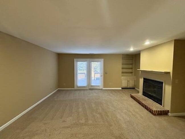 Building Photo - 2 Bedroom 2.5 bathroom Townhouse