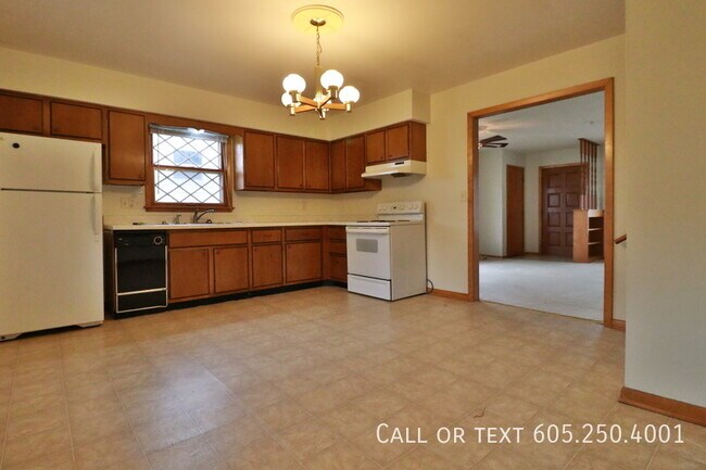 Building Photo - Complete 2 bedroom Duplex in a Great Location