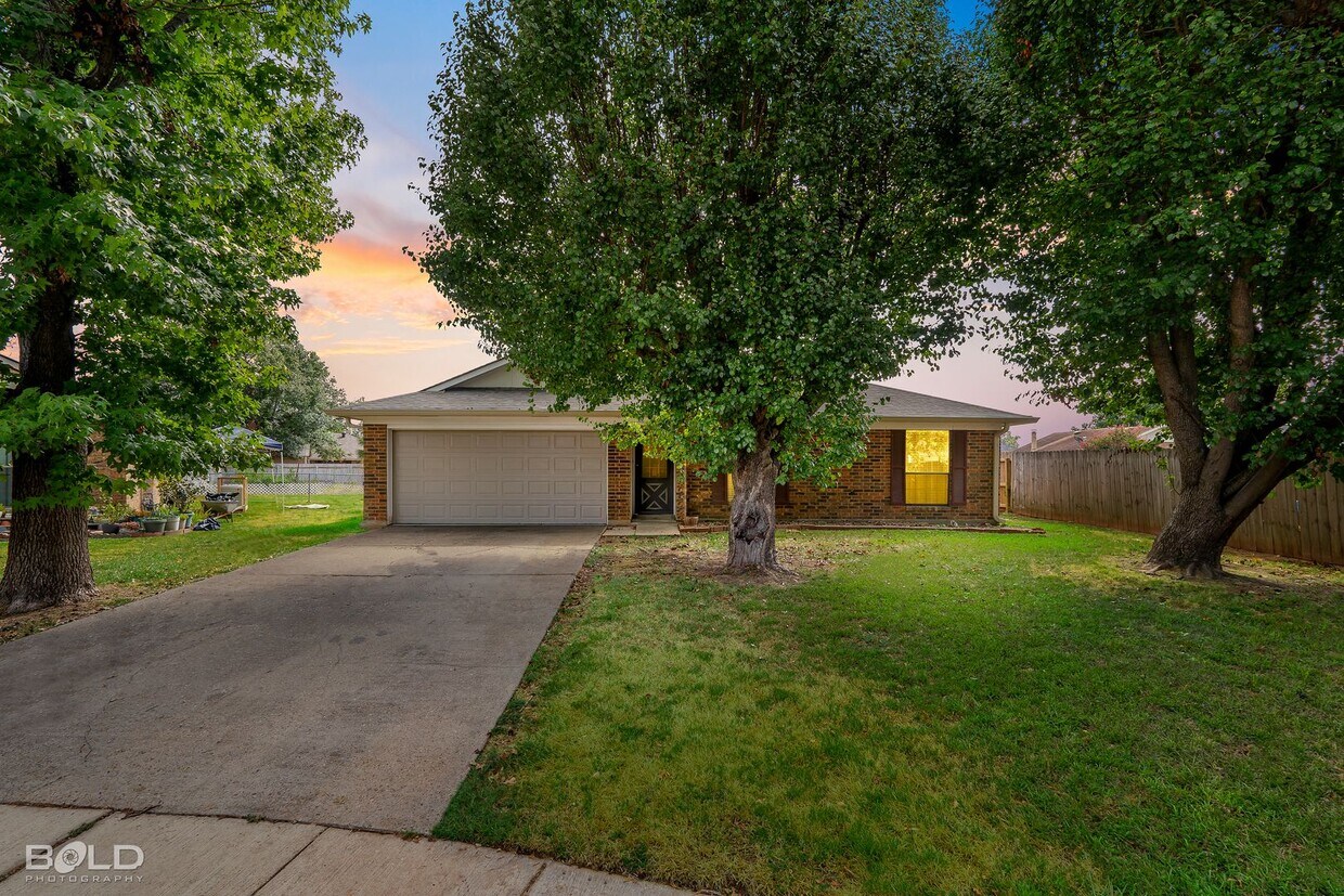 Foto principal - Check Out This 3 Bedroom 2 Bath Close to B...