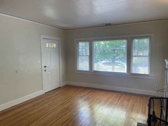 Foto del edificio - 2 Bedroom 1 Bathroom Home in West Tahoe Park