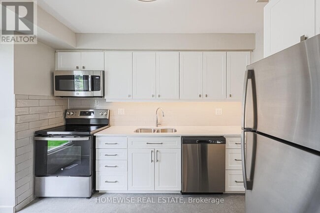 Building Photo - 560 Waverly St N