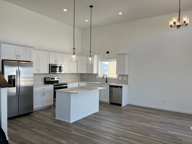 Building Photo - 3 Bed 2 Bath Single Family Home