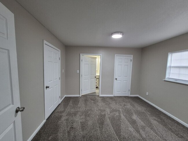 Foto del edificio - Spacious 4-Bedroom Home with Detached Gara...