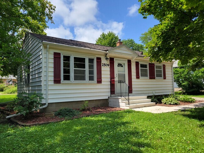 Building Photo - 2509 Tremont St