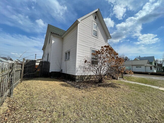 Foto del edificio - A Sweet Spot in La Crosse – 2 Bedrooms Await