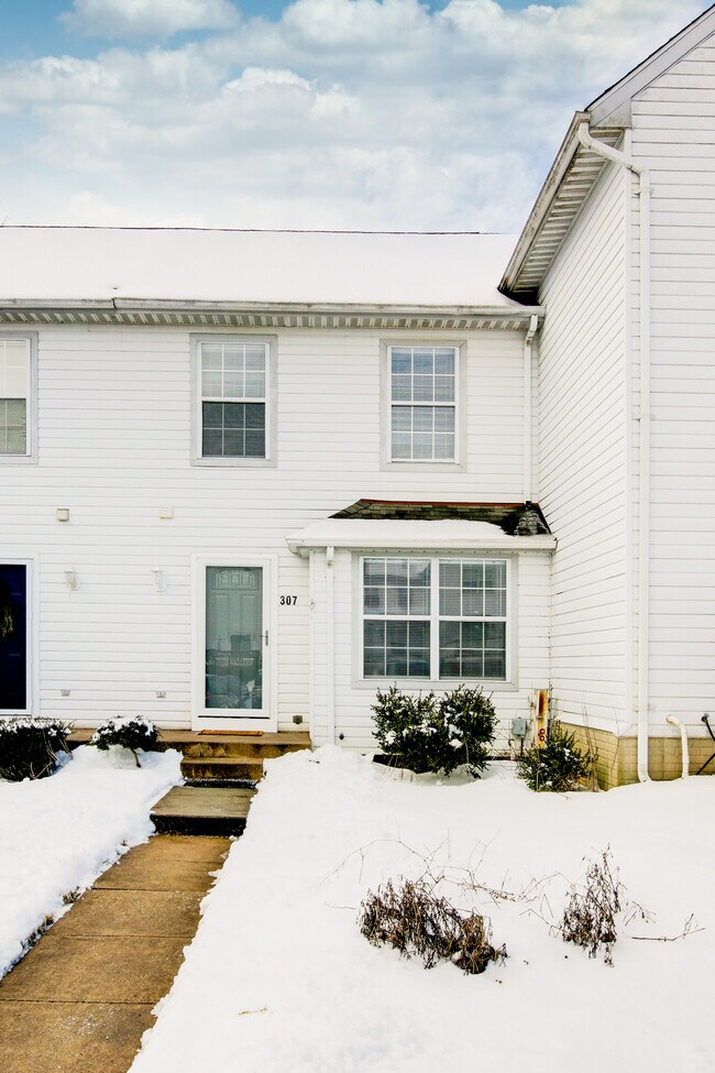 Foto del edificio - 307 Guilford Ct