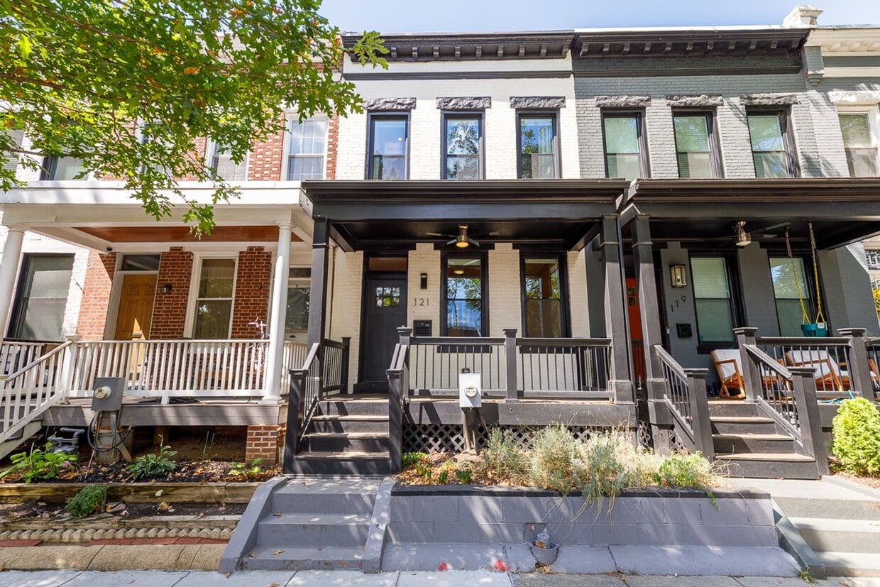 Foto principal - Beautifully Updated 4 Bed/3.5 Bath Row-Hom...