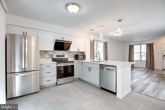 Building Photo - 5678 White Dove Ln