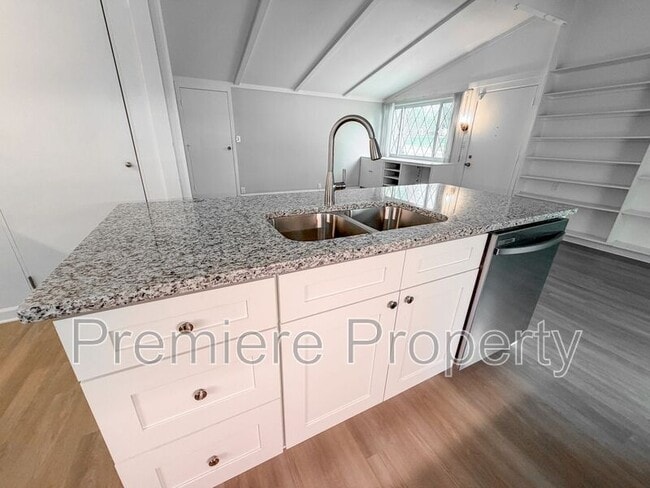 Foto del edificio - 5803 N Highland Ave