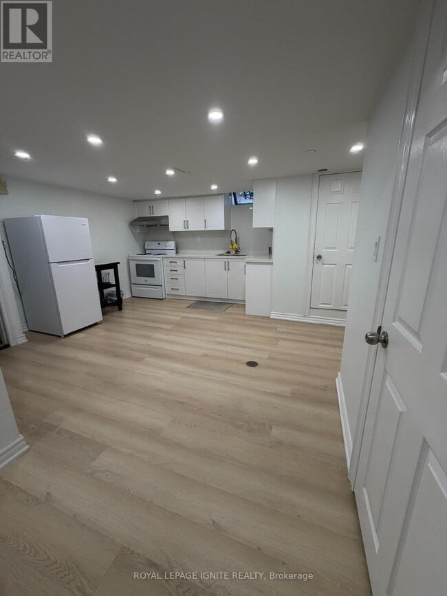 Building Photo - 21A Lambton Ave