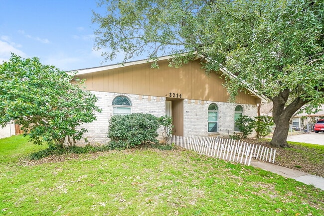 Foto del edificio - 3214 Greentree Dr