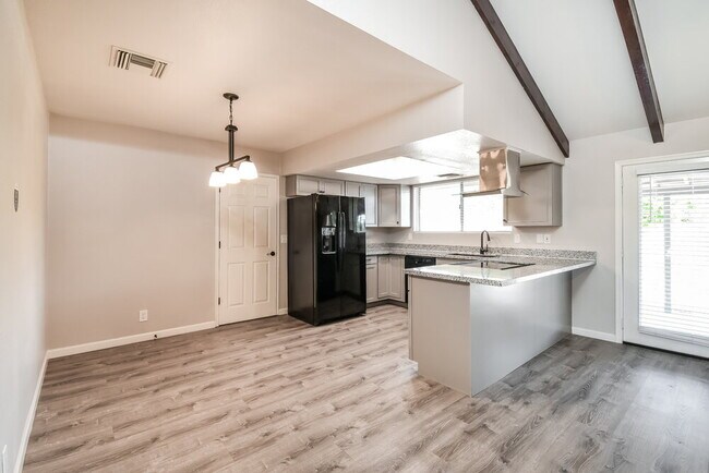 Foto del edificio - 2742 E Irwin Ave