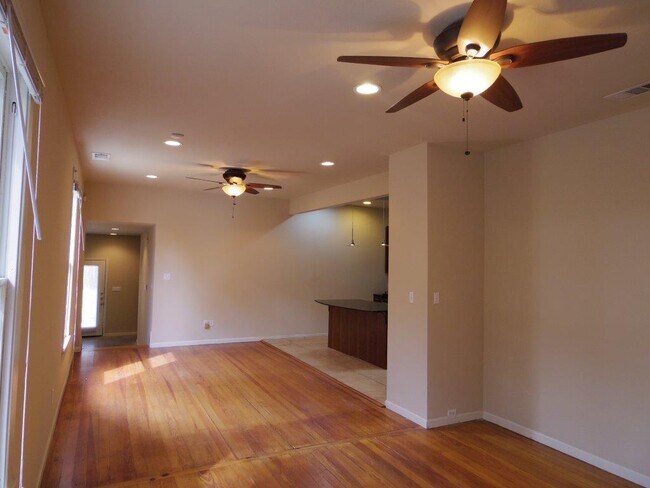 Building Photo - 306 W 35th St
