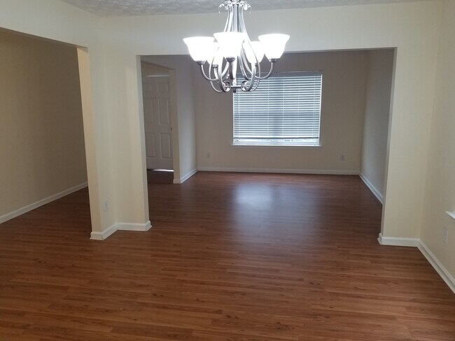 Building Photo - LOCATION! LOCATION! 4 BEDROOMS 2.5 BATHS