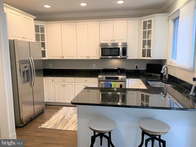 Building Photo - 819 Water Pl