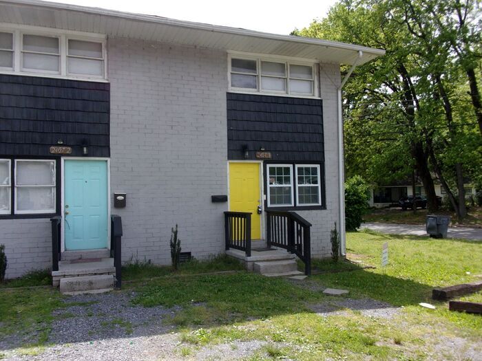 Foto principal - 2 Bedroom 1 Bath Townhome Minutes to Uptow...