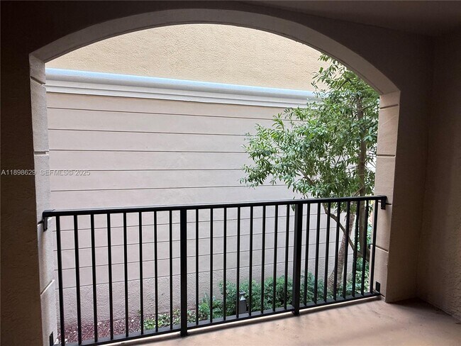 Foto del edificio - 17125 N Bay Rd