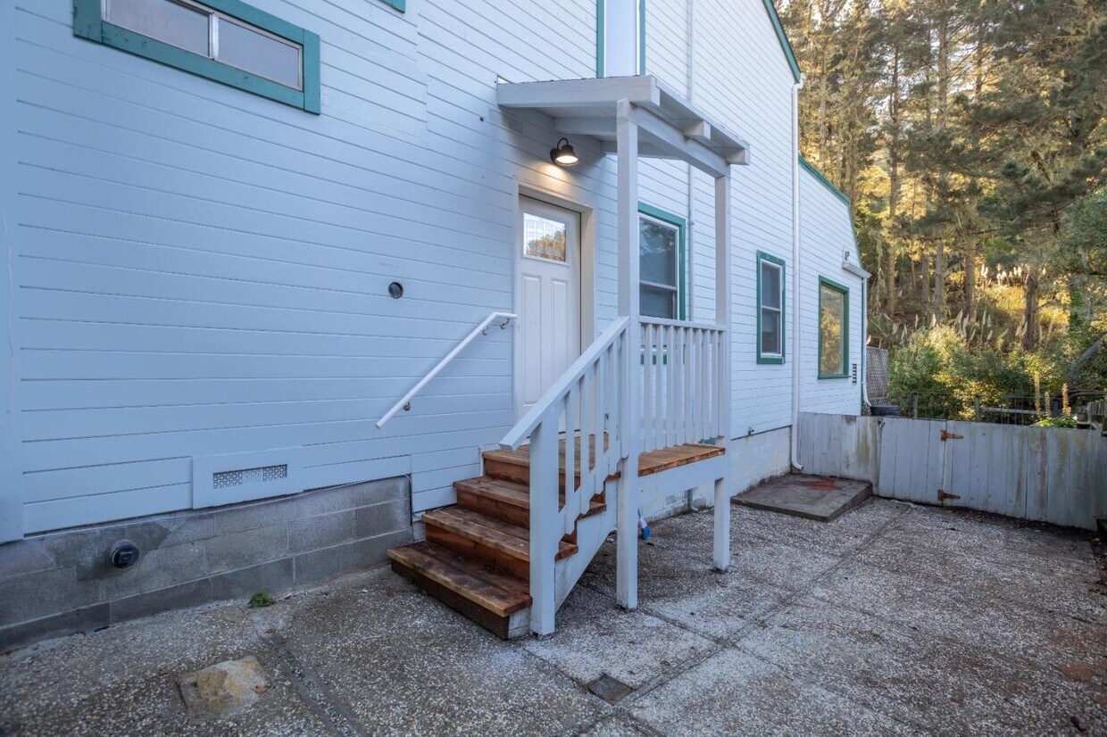Primary Photo - 850 Rockaway Beach Ave