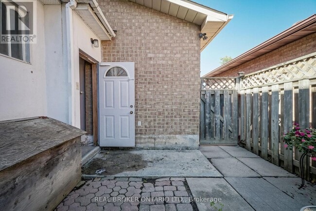 Building Photo - 525 Ray Lawson Blvd