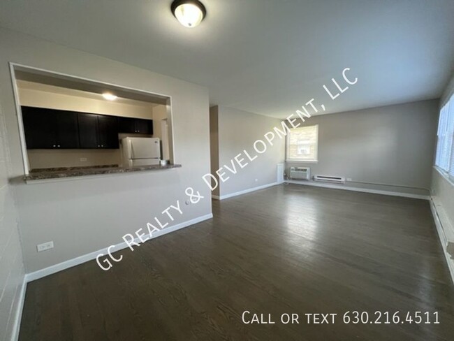 Foto del edificio - ***FRESH PAINT / REFINISHED HARDWOOD FLOOR...