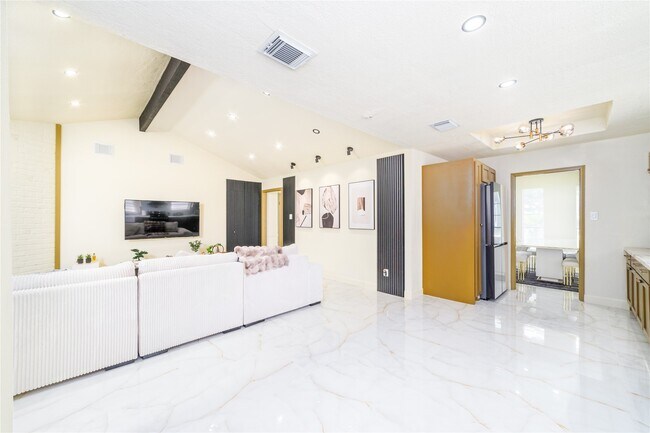 Building Photo - 23230 Canyon Lake Dr