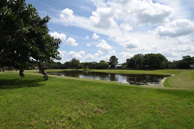 Building Photo - Beautiful Home in Alafaya Woods Totally Re...