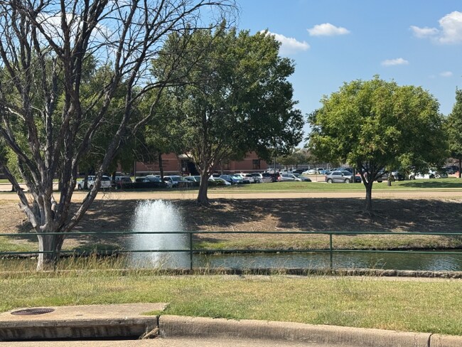 Foto del edificio - 903 Redbud Dr