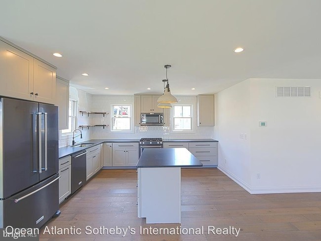 Building Photo - 3 br, 3.5 bath House - 111 W. 4th Street