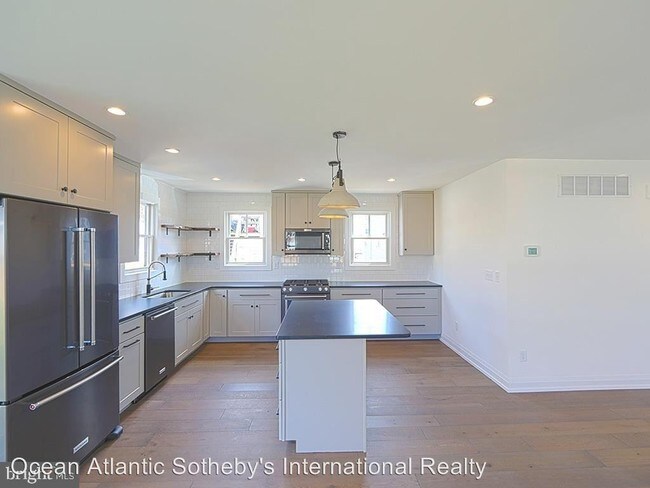 Foto del edificio - 3 br, 3.5 bath House - 111 W. 4th Street