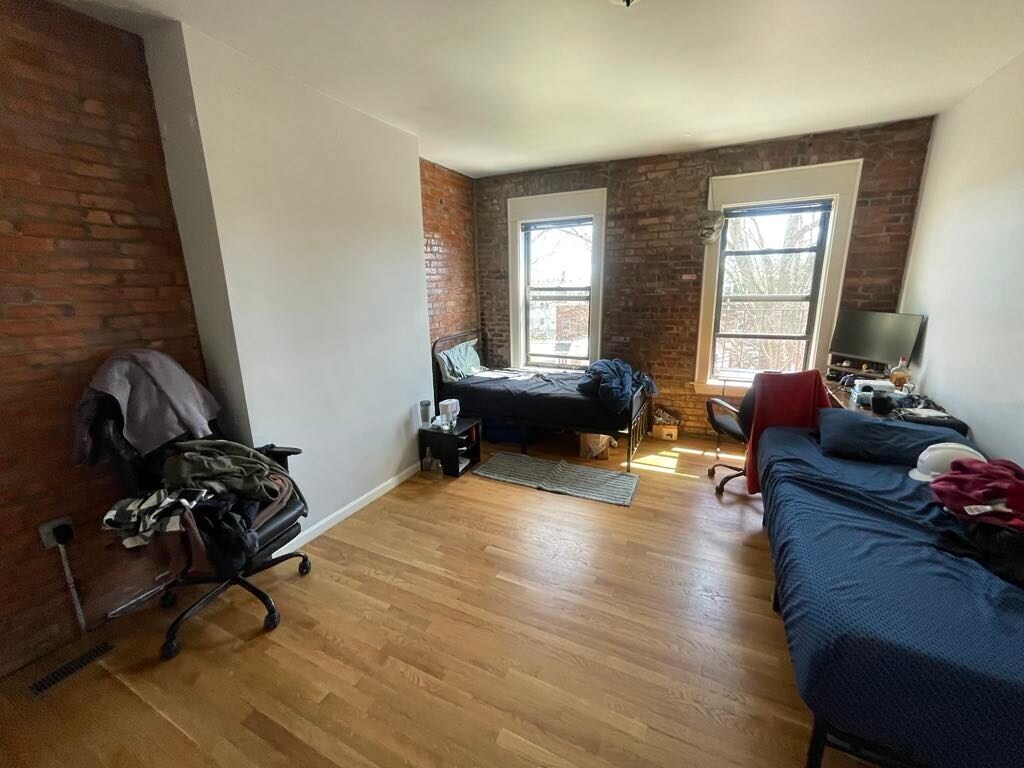 Primary Photo - 18 Perrin St
