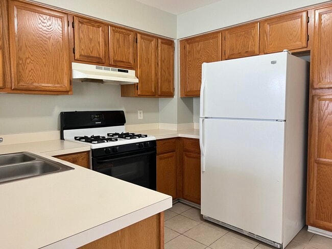 Building Photo - 43588 Yorkville Dr