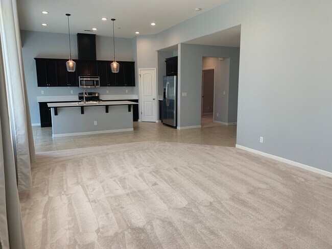 Foto del edificio - Lemoore home on the golf course! Available...