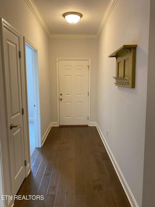 Building Photo - Single Level Home with 2 bedrooms + Separate Office or Den!