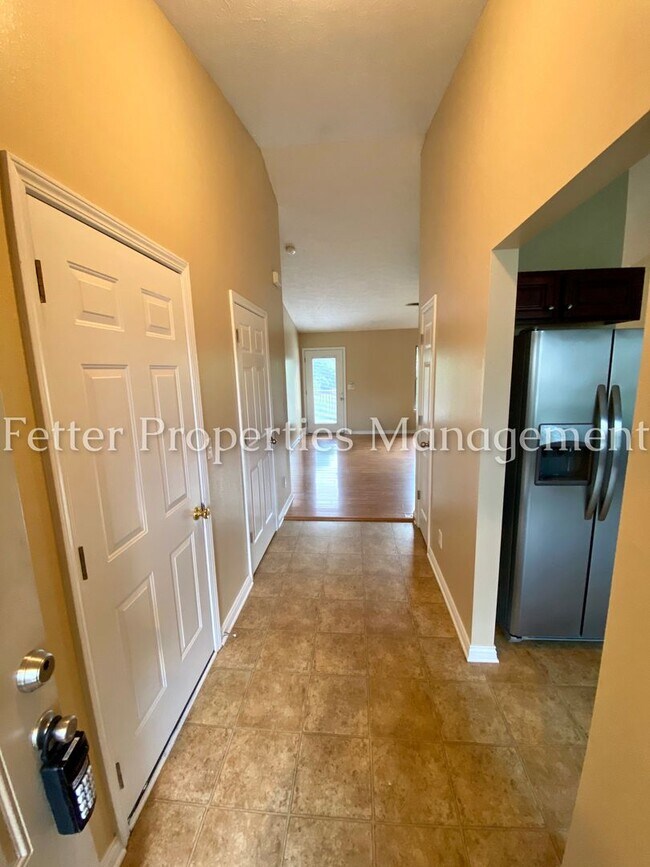 Building Photo - Spacious 3 Bedroom Home!!