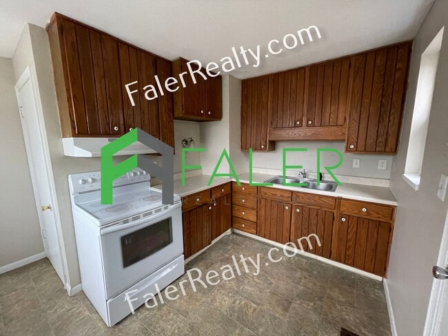 Building Photo - Charming Cape Cod w/ Garage