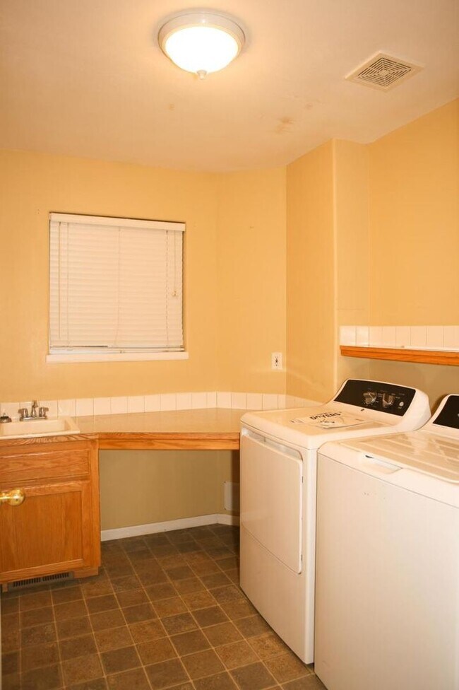 Foto del edificio - Cheney Home