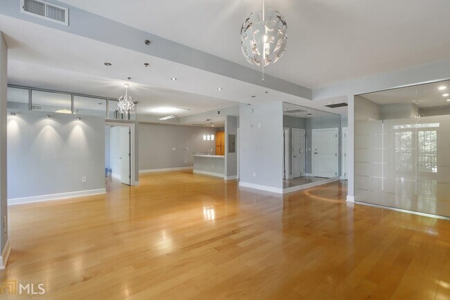 Foto del edificio - 325 East Paces Ferry Rd NE