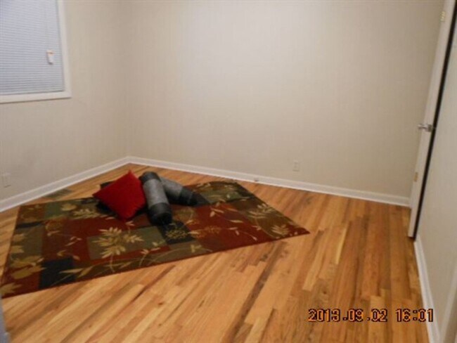 Foto del edificio - 2 BR 1 Bath Duplex with convenient airport...