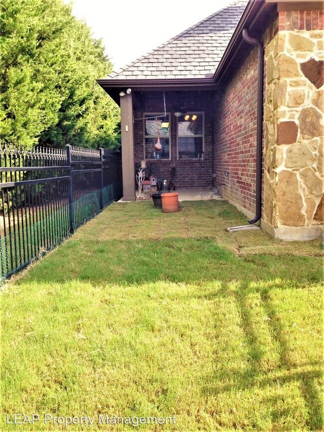 Foto del edificio - 5229 Kentwood Dr