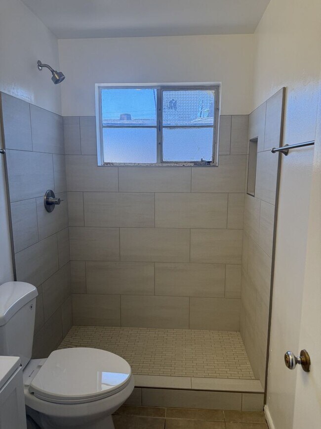 Foto del edificio - 2718 E Glenrosa Ave