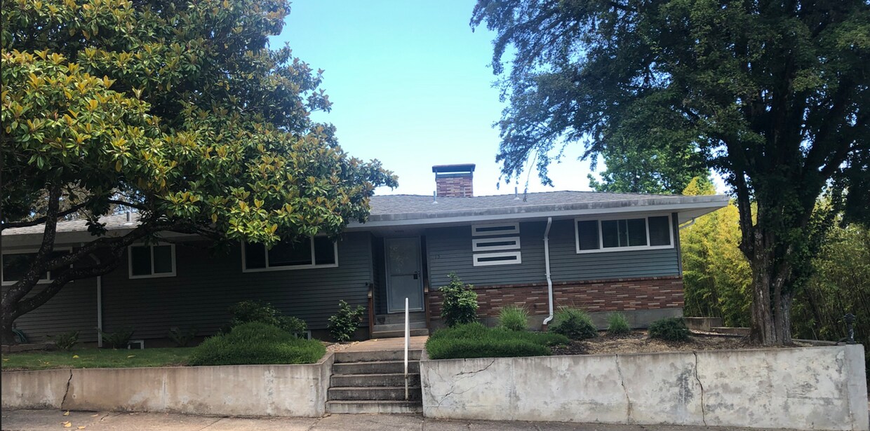 Foto principal - Spacious & Unique 4-Bedroom NW Corvallis!