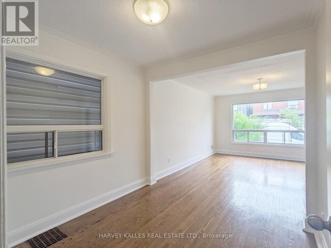 Building Photo - 242 Robina Ave