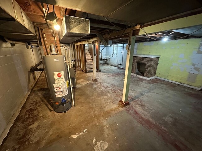 Building Photo - 2 bedroom 1 bath home with central air